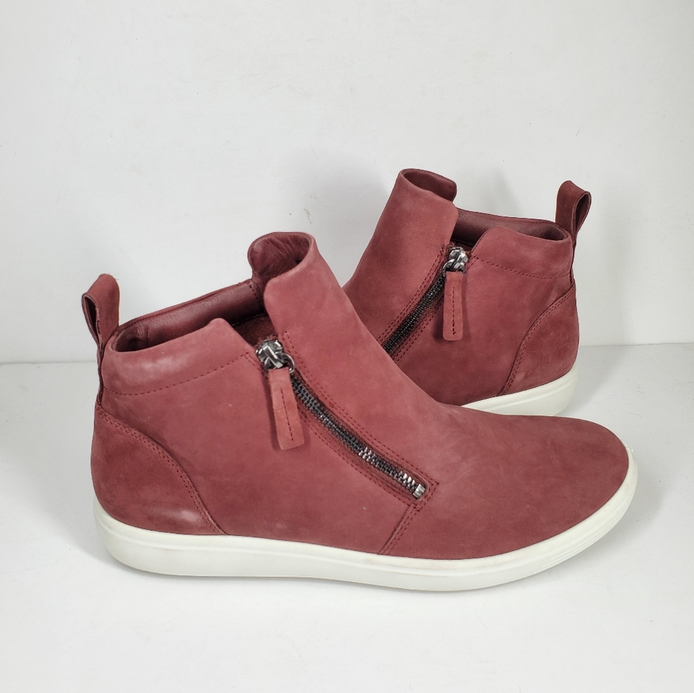New ECCO Women's Soft 7 Zip Bootie Sneaker